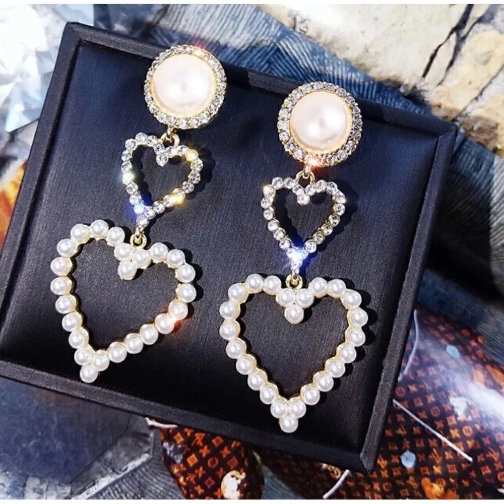 โค๏ธโNewโstunningโcrystalโ&ย fauxโpearlโdropโdangleโearringsโโค๏ธ